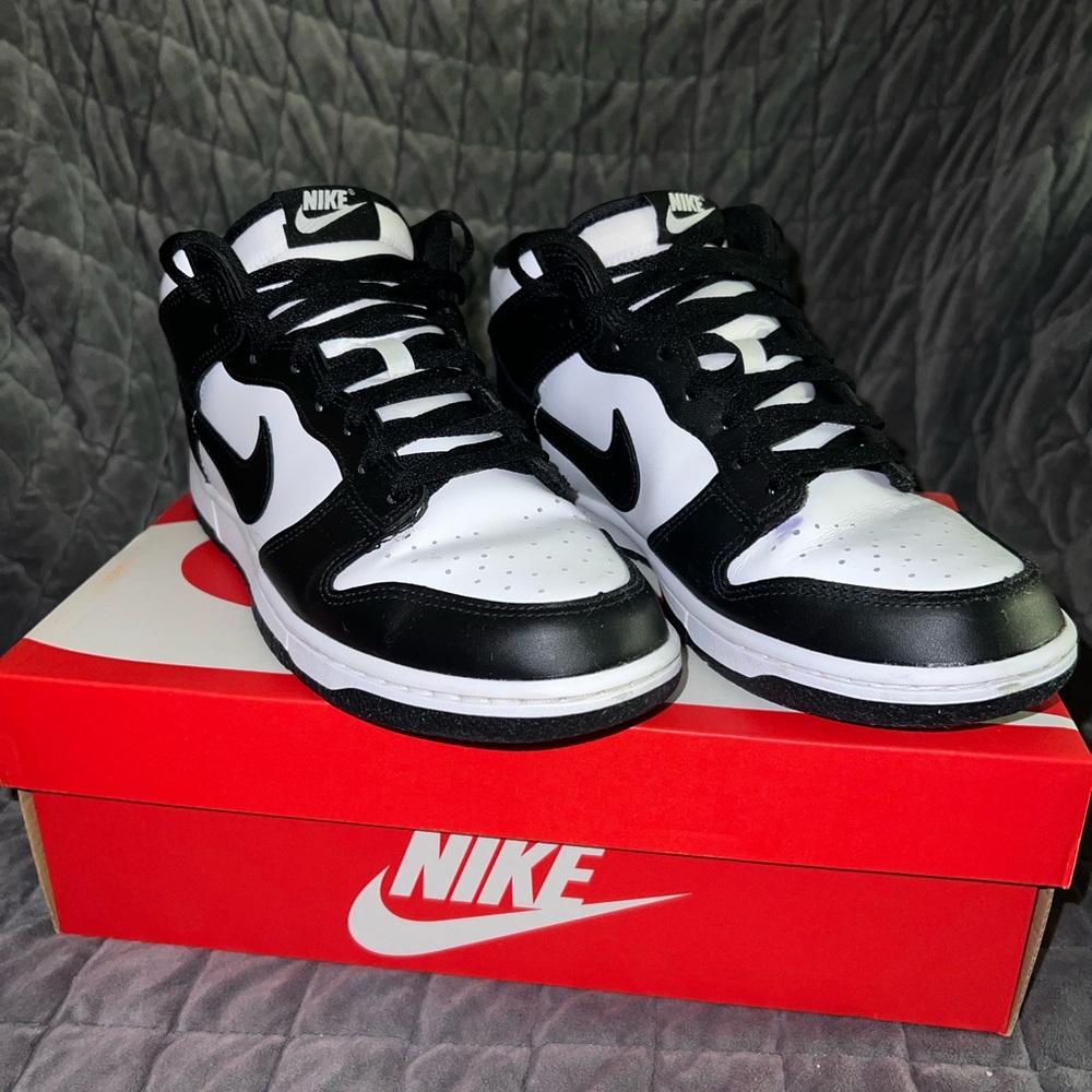 Nike Men's Dunks Black and White Sneakers